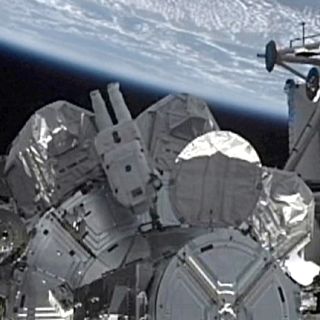 Astronautas del Discovery comienzan labores fuera del transbordador