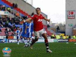 Javier Hernández festejando su doblete ante el Wigan. MEXSPORT  /