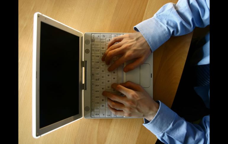 las empresas con una facturación anual de más de cuatro millones de pesos están obligadas a emitir facturas electrónicas. ARCHIVO  /