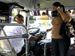 Los choferes se verían beneficiados con el prepago, pues eliminará la distracción de cobrar mientras conducen. E. BARRERA  /