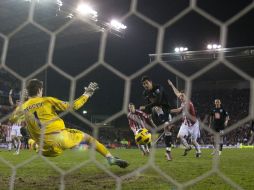 Carlos Vela (centro) salió de la banca al minuto 83 y cuatro más tarde anotó el tanto del triunfo. AP  /