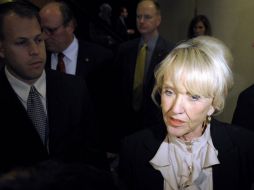 Jan Brewer causó controversia al anunciar un plan para excluir al menos a 280 mil adultos del programa de salud Medicaid. AP  /