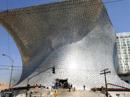 Museo Soumaya luce en su fachada 16 mil espejos hexagonales, que recuerdan a un panal de abejas.EFE  /