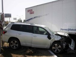 La camioneta del auxiliar terminó impactada con una caja de un trailer. MEXSPORT  /