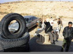 Ciudadanos libios armados establecen puntos de control en las carreteras de entrada a la ciudad libia de Nalut. EFE  /