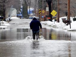 Un habitante de Ohio intenta llegar a su domicilio, en Eastlake. Las tormentas alcanzaron Indiana, Alabama y Kentucky. AP  /