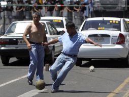 Taxistas juegan futbol en una avenida de Tegucigalpa, donde llevaron a cabo la manifestación. REUTERS  /