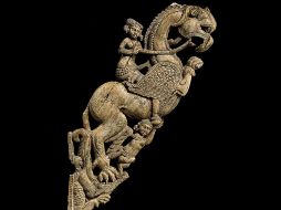 Objeto de marfil en forma de grifo que forma parte de la exposición itinerante. EFE  /