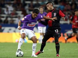 Osvaldo Martínez disputa el dominio del balón ante Edgar Pacheco. MEXSPORT  /