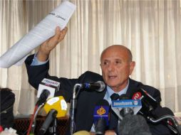 Ahmed Nejib Chebbi, explica el motivo de su dimisión en rueda de prensa. EFE  /