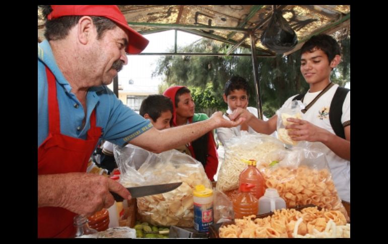 Los niños llegan a recibir hasta 40 mil impactos al año en publicidad de alimentos. ARCHIVO  /