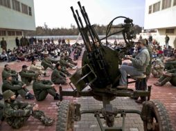Continúa la tensión en Libia, mientras Muamar Gadhafi anunció la intención de acabar con las protestas incluso con bombardeos. AP  /