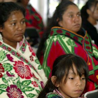 Analizan el rol de la mujer en la región de la montaña de Guerrero