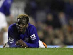 Louis Saha lamenta en el terreno de juego la eliminación del Everton de la FA Cup. REUTERS  /
