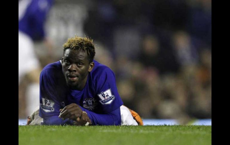 Louis Saha lamenta en el terreno de juego la eliminación del Everton de la FA Cup. REUTERS  /