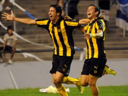 Juan Olivera (izq.) abre el marcador a segundos del silbatazo inicial. EFE  /