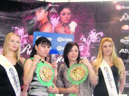 Ana María y Jackie posan con sus cinturones. ESPECIAL  /