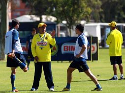 Carlos Reinoso, estratega del América, da indicaciones al defensa Óscar Rojas. MEXSPORT  /