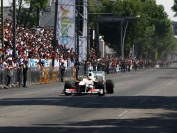 Sergio Pérez rueda con su Sauber en el Centro Tapatío. MEXSPORT  /