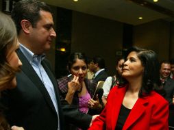 El alcalde de Zapopan, Héctor Vielma, saluda a la legisladora Rocío Corona. E. BARRERA  /