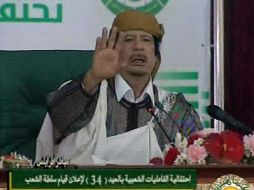 Ante muchos de sus seguidores Gadhafi demostró que se mantiene firme en su postura. Imagen tomada de la televisión. AP  /