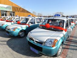 Taxistas en sus coches participan en una ceremonia de lanzamiento de 50 taxis eléctricos en Beijing. NTX  /