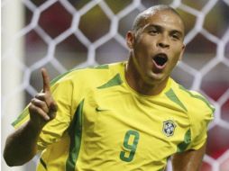 Ronaldo Nazario de Lima festejando una anotación con la Selección de Brasil. ARCHIVO  /