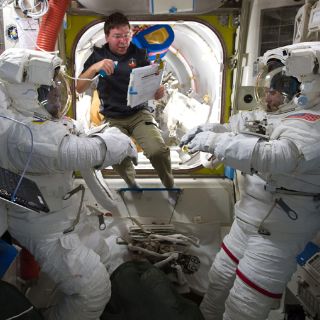 Los astronautas realizarán la segunda caminata espacial