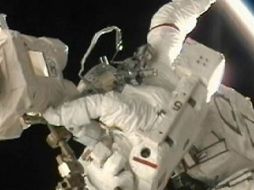 El Cosmonauta Steve Bowen trabaja fuera de la EEI con el horizonte de la tierra a sus espaldas. REUTRES  /