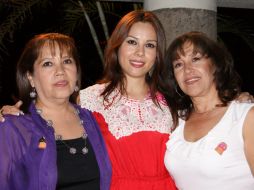 • Ana Rosa Sánchez, mamá Ana Cristina, junto a su hija y a Georgina Suárez, mamá del novio.  /