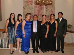 • El festejado con sus hijos: Ana Rosa, María Guadalupe, Oralia, Silvia, Guadalupe y Simón Martínez.  /