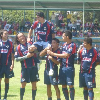 Jonny Magallón recibe reconocimiento en su tierra