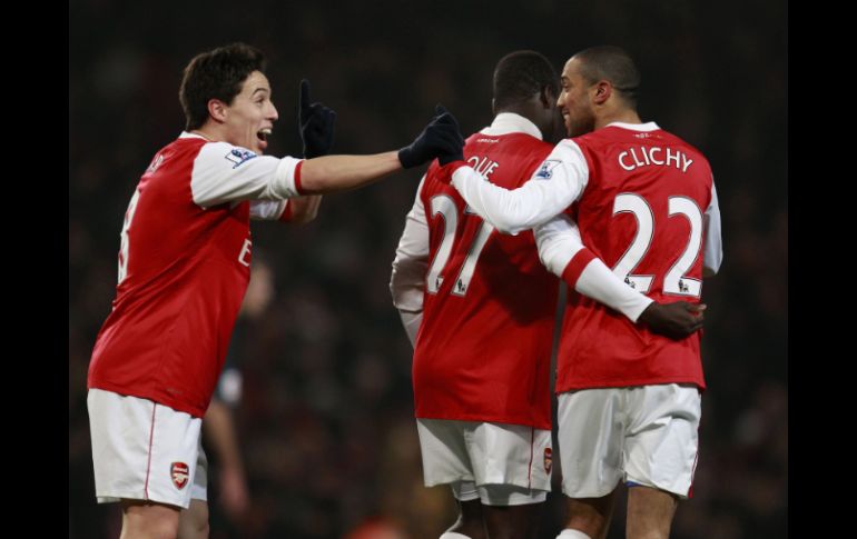 Nasri (izq.) felicita a Clichy, autor de uno de los goles. REUTERS  /