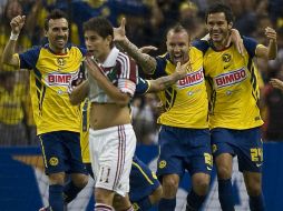 Jugadores americanistas celebran con Daniel Márquez (izq.) la anotación del triunfo. AFP  /