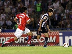 Neri Cardozo, autor del solitario gol, evade la marca de defensor de Toluca, Osvaldo González. MEXSPORT  /
