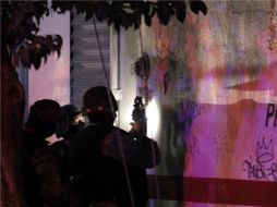 Elementos del Ejército inspecciónan el lugar donde se impactó granada en puesto policial. REUTERS  /