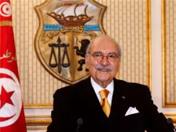 El presidente interino de Túnez, Fuad Mebaza, pronuncia un discurso televisado desde el Palacio Carthage de Túnez. EFE  /