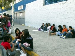 Estudiantes de la Prepa 2 tuvieron que quedarse afuera de la escuela porque otros jóvenes tomaron las instalaciones. A HINOJOSA  /