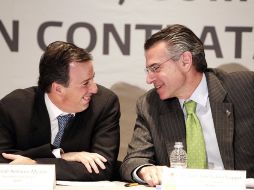 José Antonio Meade, secretario de Energía, y Juan José Suárez Coppel, director general de Pemex, durante la firma. EL UNIVERSAL  /
