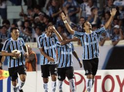 André Lima (der.) celebra el gol anotado al León de Huánuco, esta noche, en Porto Alegre, Brasil. EFE  /