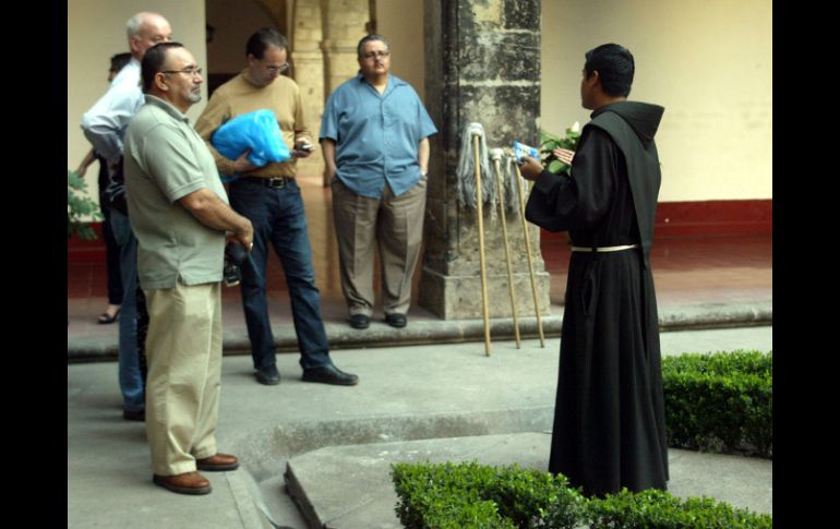 Un grupo de siete párrocos católicos de la  Arquidiócesis de Chicago realizan la visita. A. HINOJOSA  /