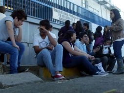 Los alumnos que llegaron a tomar sus clases tuvieron que permanecer fuera del plantel. A. HINOJOSA  /