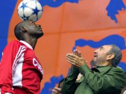 En la imagen Hernández, de 44 años y dueño de otro Guinness por dar 319 toques.AFP  /