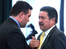 Los legisladores Federico Doring, del PAN, y Carlos Navarrete, del PRD, durante la sesión de hoy en el Senado. EL UNIVERSAL  /