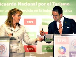 La secretaria de Turismo, Gloria Guevara, y el secretario del Trabajo, Javier Lozano. EL UNIVERSAL  /