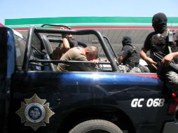 Los detenidos fueron trasladados con un fuerte dispositivo de seguridad a las instalaciones de la PGJE. M. PATIÑO  /