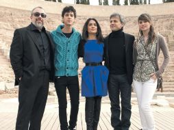 Álex de la Iglesia posa con los actores quienes estelarizan ''La chispa de la vida''.EFE  /