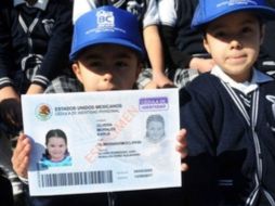 Una niña muestra una réplica gigante de la cédula de identidad. ARCHIVO  /