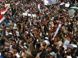 Manifestantes contra  el gobierno gritan consignas exigiendo  la destitución del presidente  de Yemen. REUTERS  /