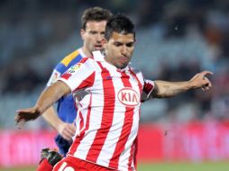 El jugador argentino del Atlético de Madrid, Sergio 'Kun' Agüero, controlando el balón en el partido ante Getafe. EFE  /